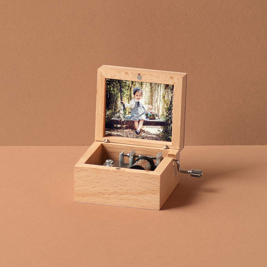 Caja de música pequeña de madera de haya comunión